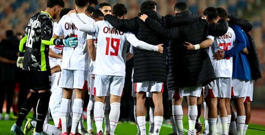 لاعبو الزمالك يحتفلون مع الجمهور بعد إطلاق صافرة إنهاء القمة بدون حضور الأهلي