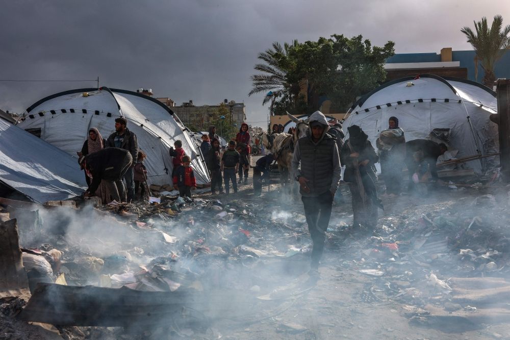 نازحون فلسطينيون نصبوا خيامًا في مكب نفايات بمنطقة اليرموك بمدينة غزة - أ ف ب