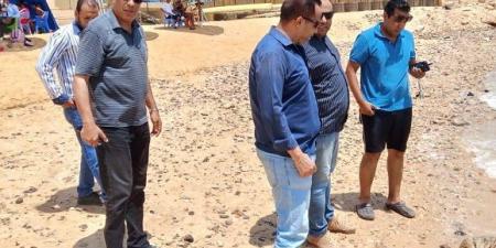 الأجهزة المعنية تكافح التلوث على شواطئ السويس - ايجي سبورت