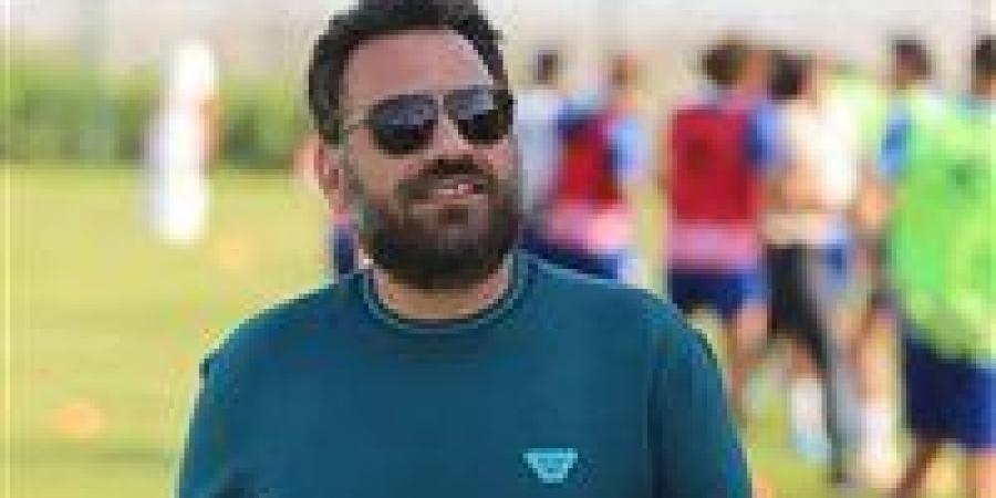 جون إدوارد يعقد جلسة مع عبد الناصر محمد على هامش مران الزمالك - ايجي سبورت