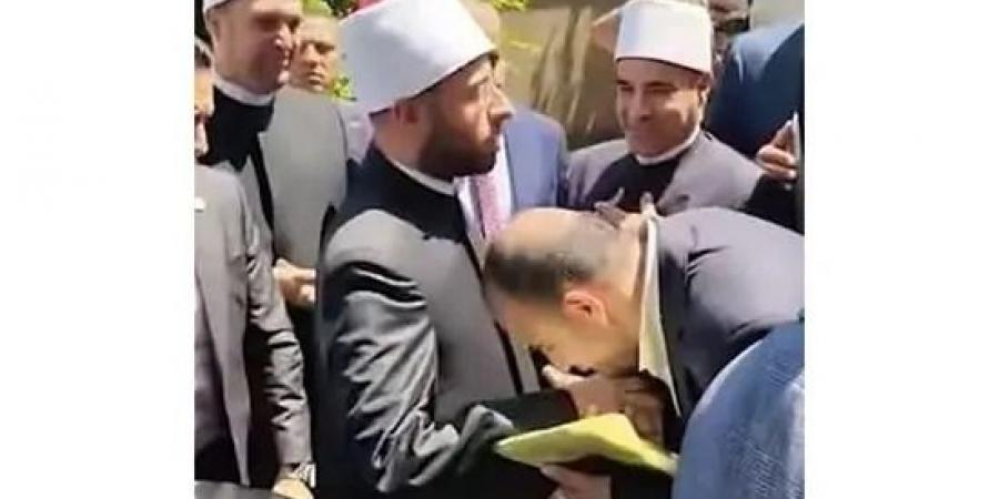 تقبيل الأيدي بين القبول العالمي والإهانة لـ “سعد الصغير” - ايجي سبورت