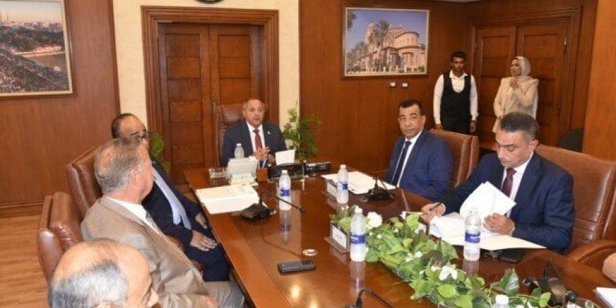 محافظ بورسعيد يناقش آليات تمليك المصانع الجادة - ايجي سبورت