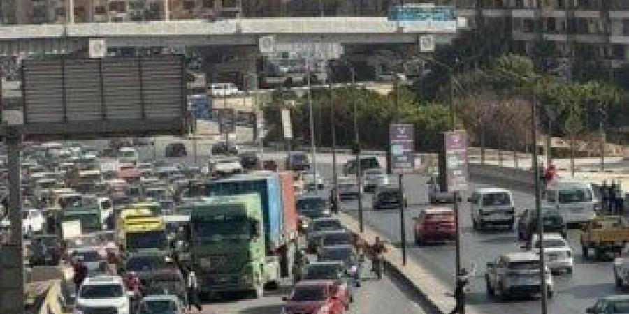 هبوط أرضي بمحور الأوتوستراد بسبب تسرب مياه - ايجي سبورت
