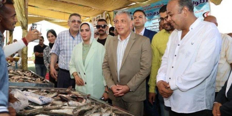 محافظ الإسماعيلية يفتتح الأسبوع الرابع من مبادرة "أسماك البلد لأهل البلد" - ايجي سبورت