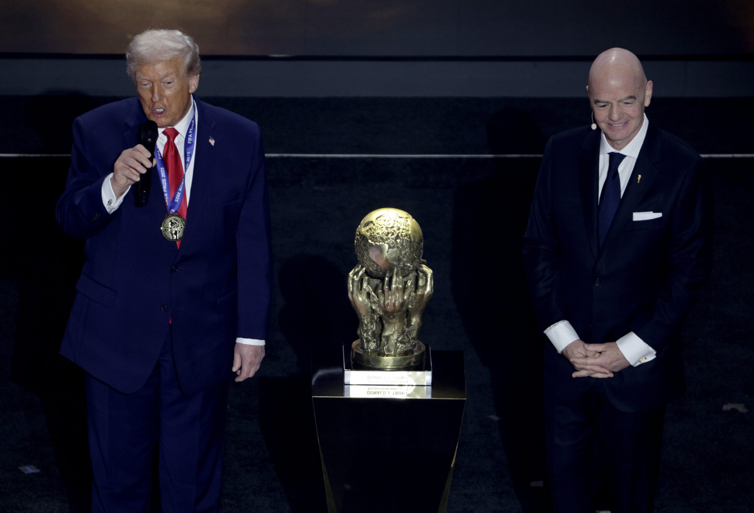 ترامب يتسلم جائزة الفيفا للسلام ترامب يتسلم جائزة الفيفا للسلام