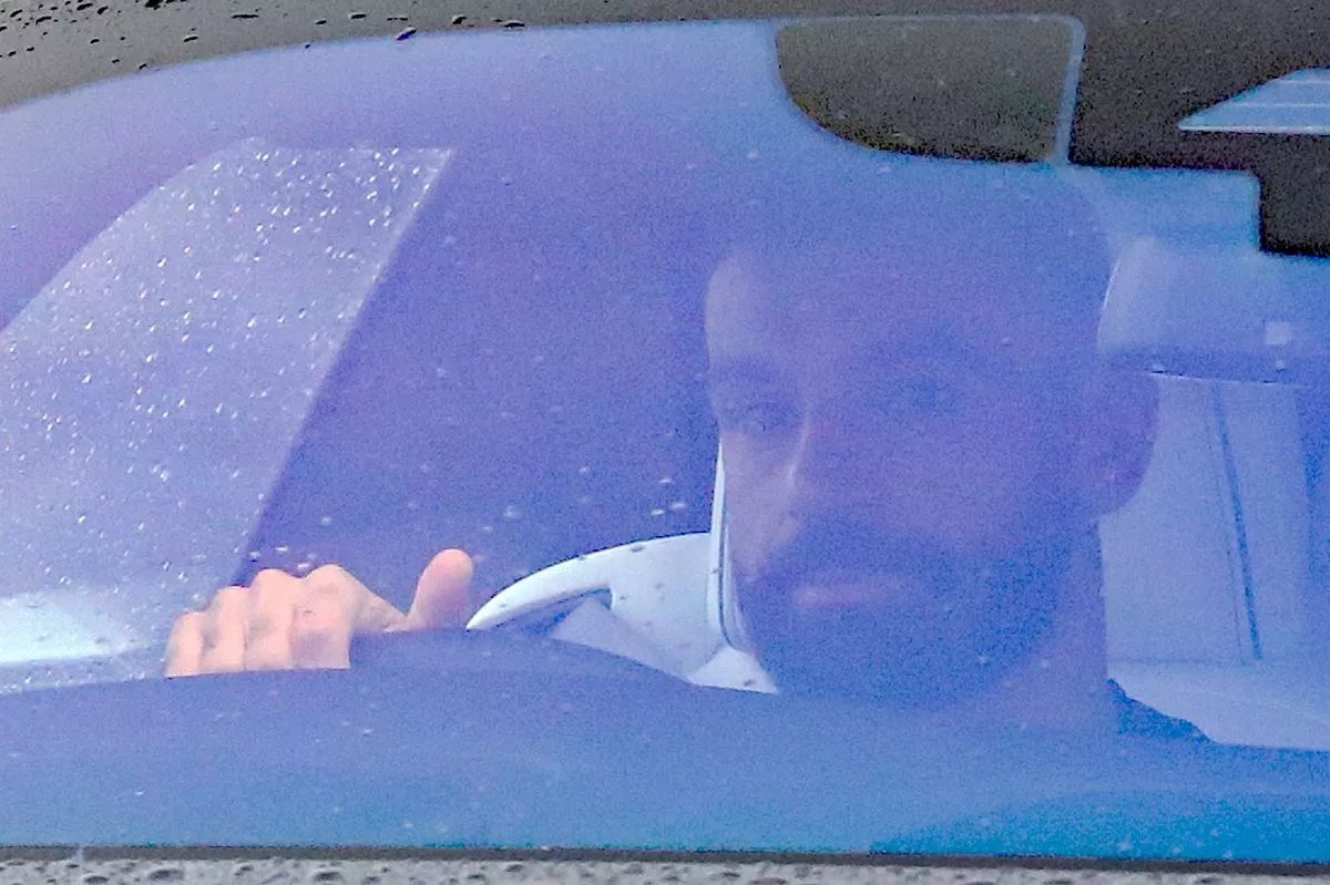 صلاح في سيارته