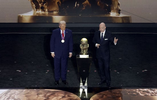 2ترامب يتسلم جائزة الفيفا للسلام من جيوفاني إنفانتينو 2ترامب يتسلم جائزة الفيفا للسلام من جيوفاني إنفانتينو