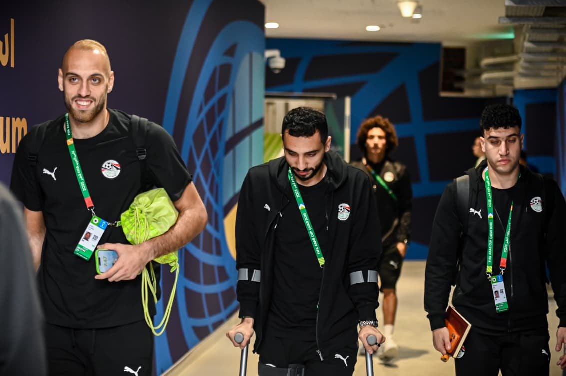 كريم فؤاد يحضر المباراة بالعكازين كريم فؤاد يحضر المباراة بالعكازين