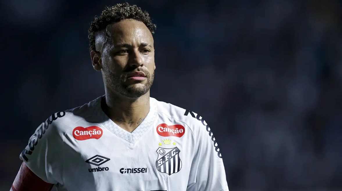 نيمار يُحقق إنجازاً استثنائياً كأول قائد لسانتوس يغادر الملعب وفقاً للقاعدة الجديدة في كرة القدم