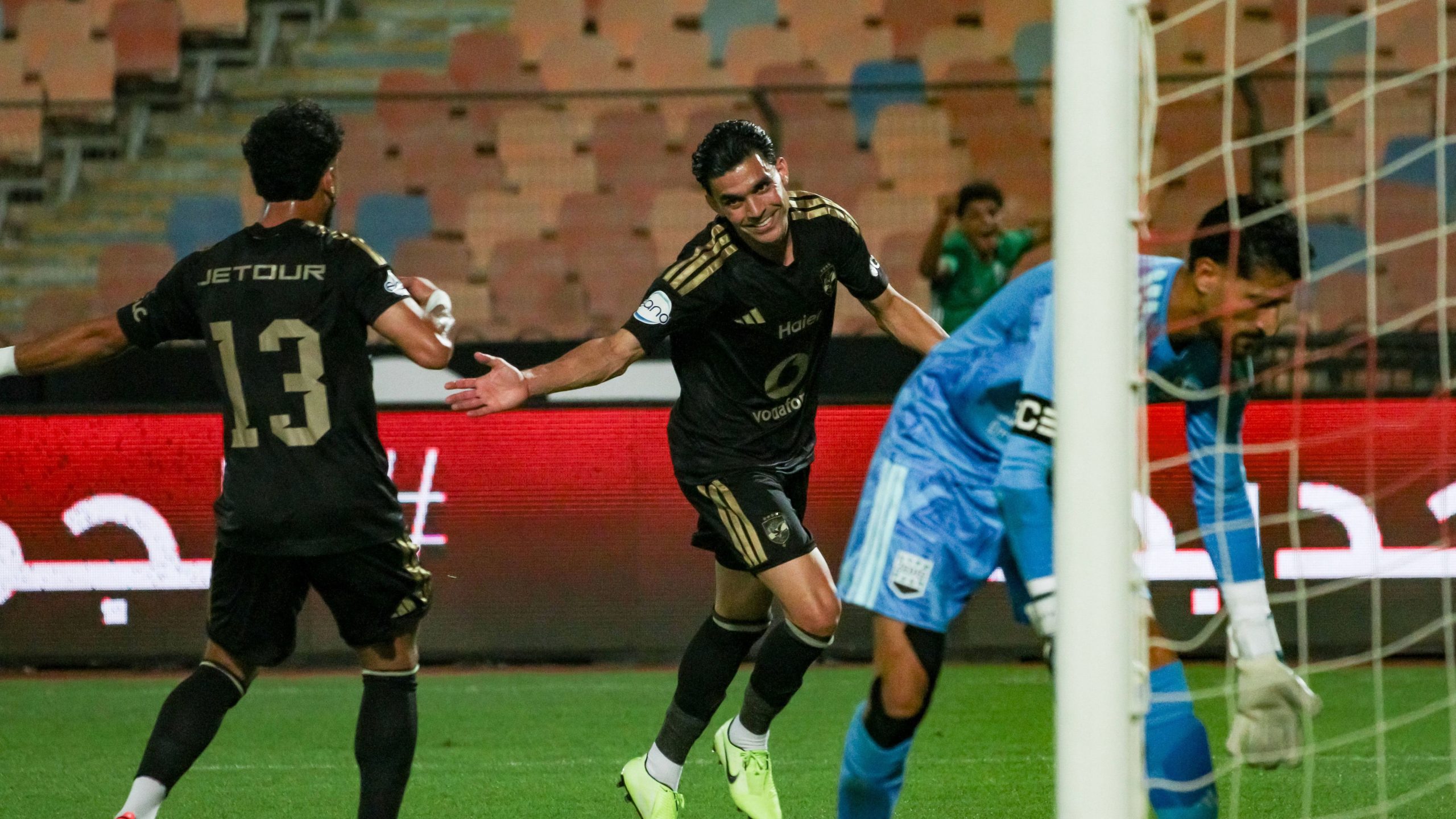 القنوات الناقلة لمباراة الأهلي وسموحة في الدوري المصري 2026-2027.. وكيفية مشاهدتها عبر الإنترنت