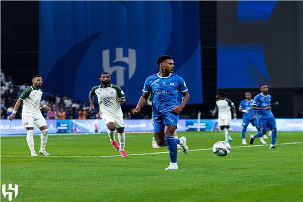 الهلال يتفوق على أهلي جدة في كلاسيكو الدوري السعودي وينهي الشوط الأول متقدمًا