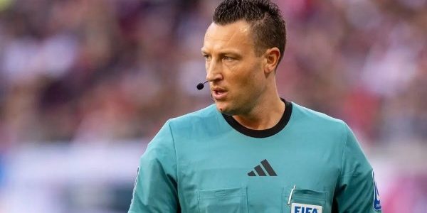سفين جابلونسكي يتولى تحكيم مباراة برشلونة وفينورد في دوري أبطال أوروبا